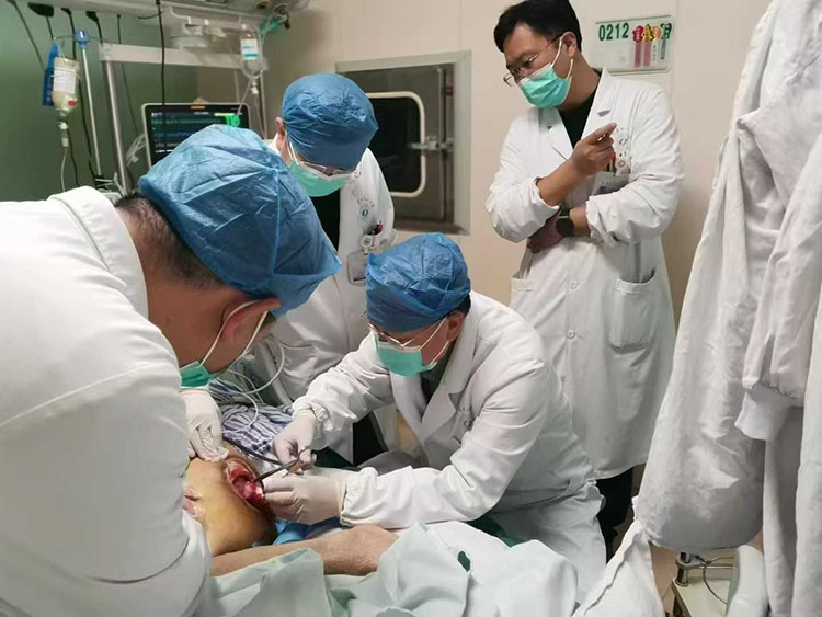 风险久久久久久亚洲精品影院