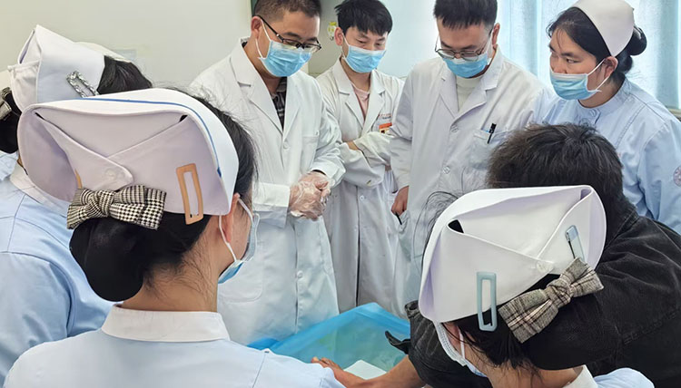 风险久久久久久亚洲精品影院